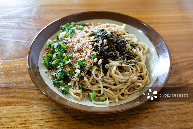 中国四川特色小吃，宜宾燃面，美食静物特写图片素材