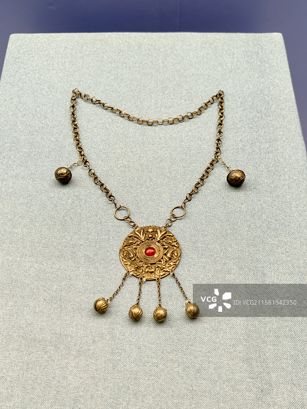 南宁市博物馆绝色中国女性生活美学展清朝花鸟纹银项链图片素材