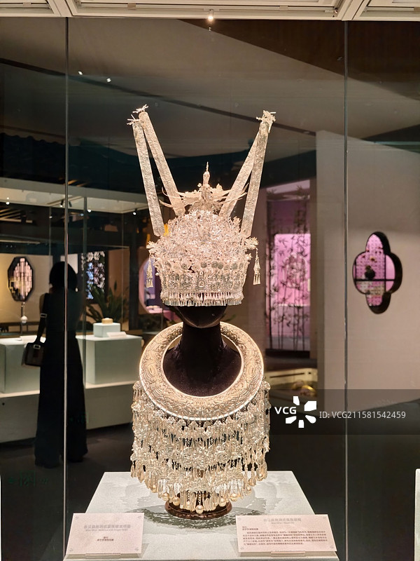 南宁市博物馆绝色中国女性生活美学展台江县施洞式苗族银龙项圈和台江县施洞式苗族银帽图片素材