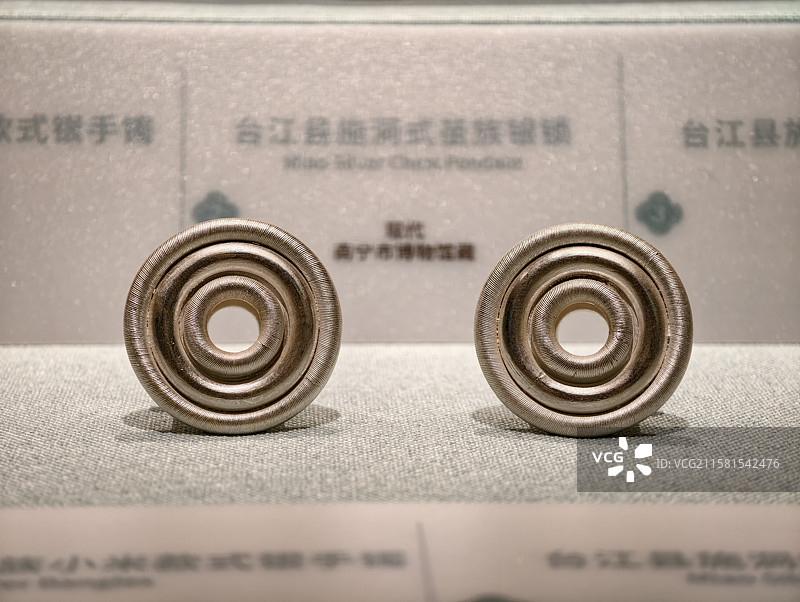 南宁市博物馆绝色中国女性生活美学展台江县施洞式苗族银耳柱图片素材