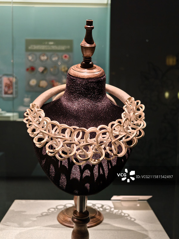 南宁市博物馆绝色中国女性生活美学展台江县施洞式苗族银项圈泡图片素材