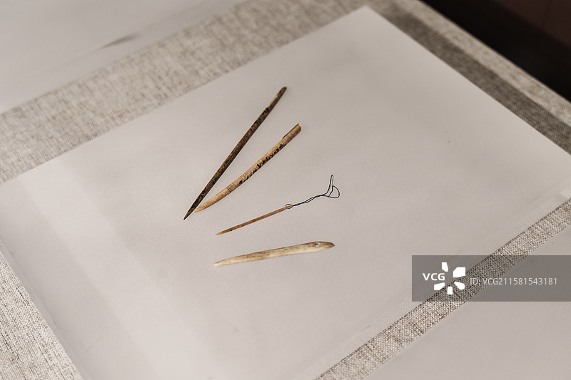 河南省博物院 新石器时代至商周时期，有青铜鼎、陶罐、陶缸、陶碗、陶纺轮、骨针等 。青铜鼎图片素材