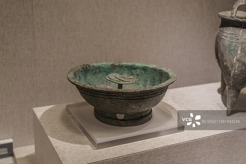 河南省博物院 新石器时代至商周时期，有青铜鼎、陶罐、陶缸、陶碗、陶纺轮、骨针等 。青铜鼎图片素材