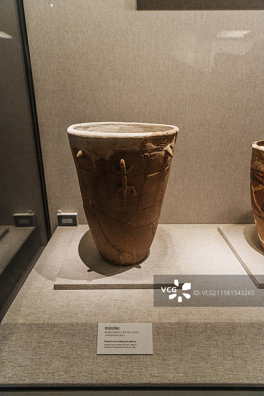 河南省博物院 新石器时代至商周时期，有青铜鼎、陶罐、陶缸、陶碗、陶纺轮、骨针等 。青铜鼎图片素材