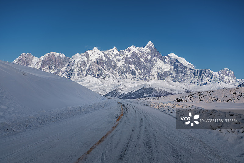 雪山下的雪地公路，南迦巴瓦峰，雪山，公路图片素材