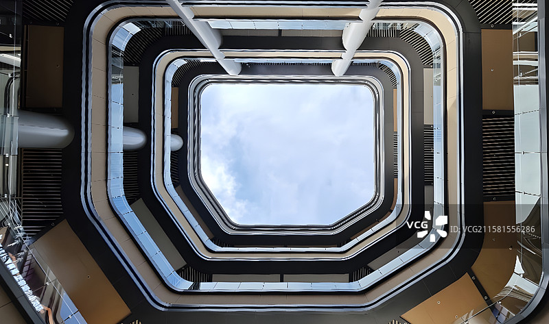 抬头看看西安金辉世界城D16天井上的天空图片素材