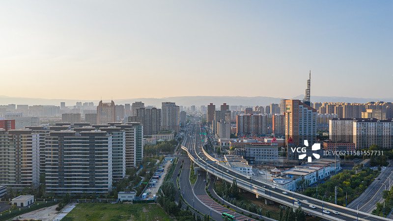 以大青山为背景的呼和浩特市昭乌达高架路周边风景图片素材