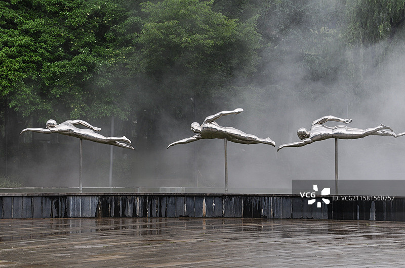 游泳雕塑图片素材