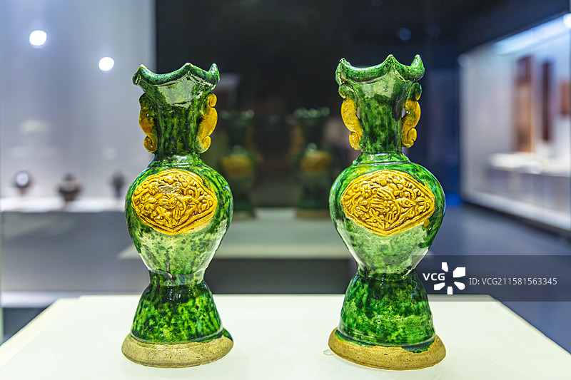 安徽蚌埠博物馆、大同博物馆共展西京印迹文物辽代三彩贴花花口瓶图片素材