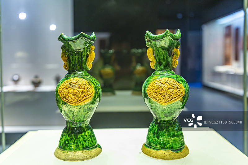 安徽蚌埠博物馆、大同博物馆共展西京印迹文物辽代三彩贴花花口瓶图片素材