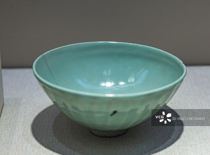 安徽蚌埠博物馆、大同博物馆共展西京印迹文物元代龙泉窑花瓣纹碗图片素材