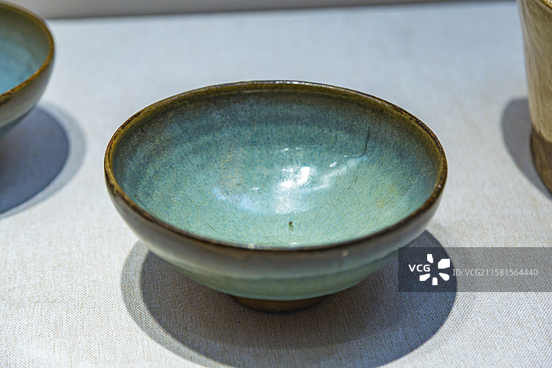 安徽蚌埠博物馆、大同博物馆共展西京印迹文物元代钧釉碗图片素材