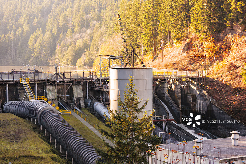 美国下埃尔瓦河大坝，2012年下埃尔瓦河大坝结构，正是在大坝被拆除之前，景观恢复到河流状态。图片素材