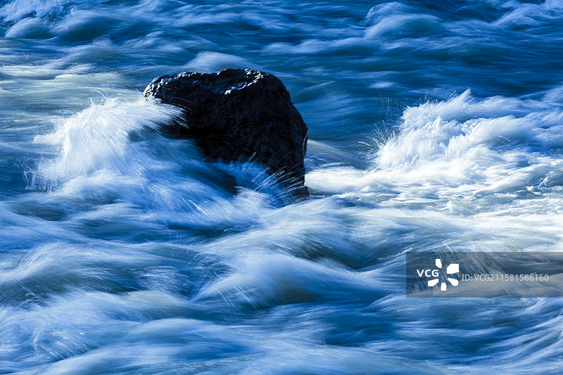 埃尔瓦河，美国，埃尔瓦河在中游绕过一块岩石。图片素材