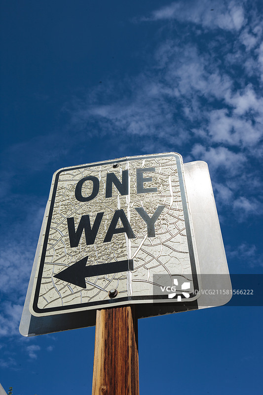 单行道标志，美国，低角度视图的路标，上面写着“单行道”并带有方向箭头。图片素材