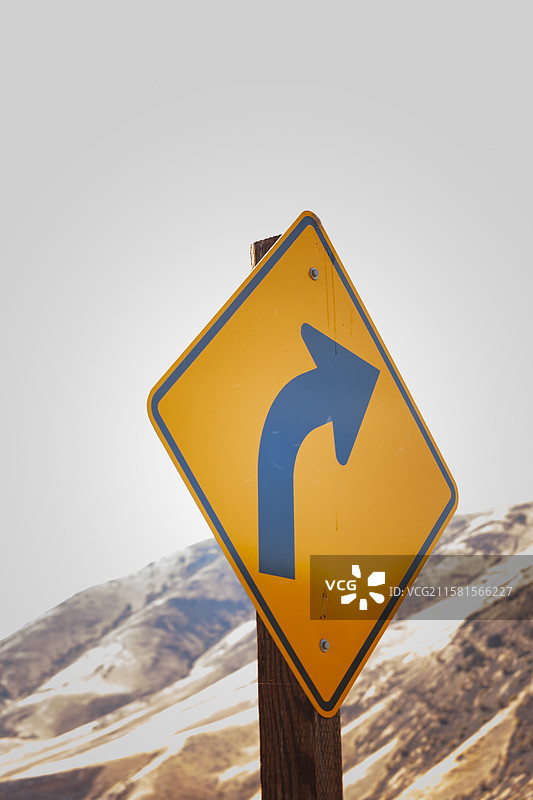 转弯标志，美国，金属街道标志上的转弯箭头符号。图片素材