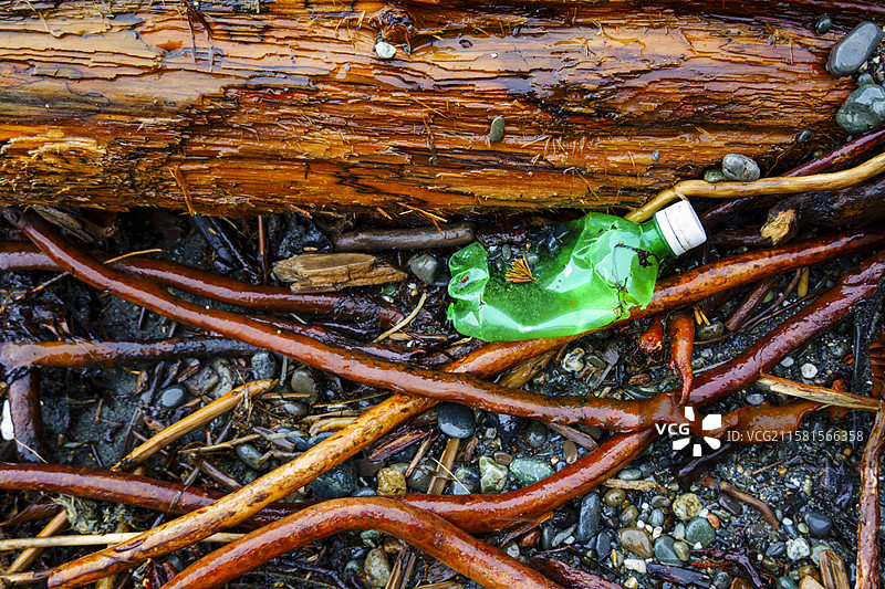 海滩垃圾，美国，海滩碎片，塑料废物，海滩上的漂浮物，淡水湾。图片素材