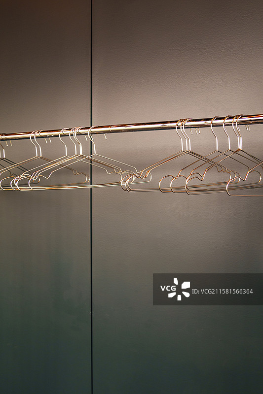 衣架，美国，衣柜中的金属轨道和空的金属衣架。图片素材
