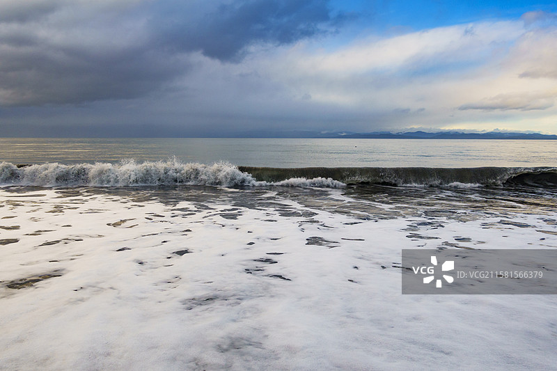 华盛顿州胡安德富卡海峡沿岸的海浪拍打沙滩图片素材