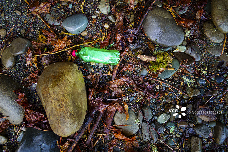海滩垃圾，美国，海滩碎片，塑料废物，海滩上的漂浮物，淡水湾。图片素材