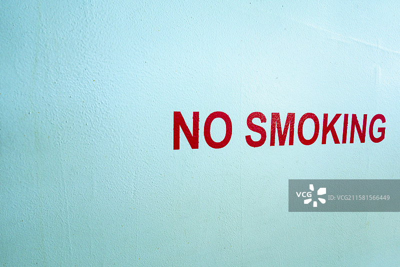 禁止吸烟标志，美国，蓝色背景上的红色字母。图片素材