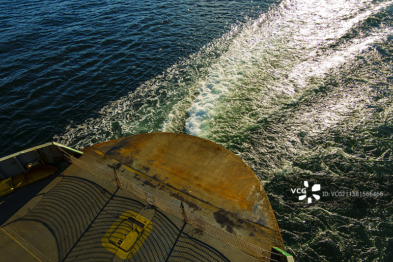 美国，金斯顿到埃德蒙兹的斯波坎渡轮在普吉特海湾航行，船尾在水面上留下波纹。图片素材