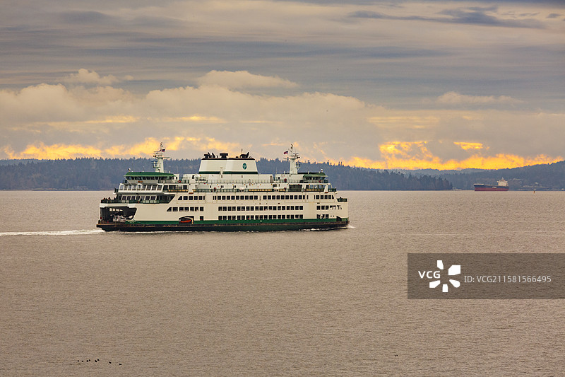 美国，贝恩布里奇岛到西雅图的渡轮，远处背景是雷尼尔山。图片素材