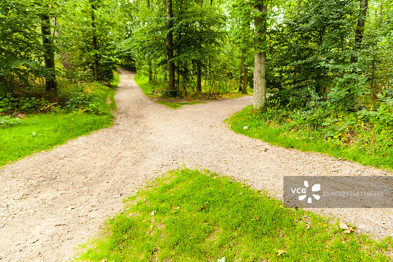 丹麦，四条碎石人行道的十字路口图片素材