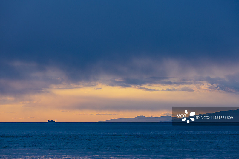 货船，美国，暴风雨过后地平线上出现的货船，华盛顿州胡安德富卡海峡图片素材