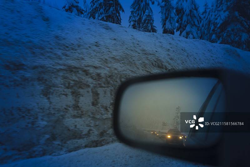 交通堵塞，美国，侧视镜中看到的斯诺夸尔米山口汽车后方的交通，行驶在雾蒙蒙的冬季条件下。图片素材