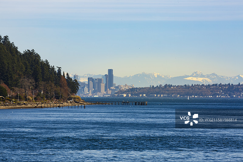 美国西雅图，来自贝恩布里奇岛南端和里奇海峡的西雅图天际线图片素材