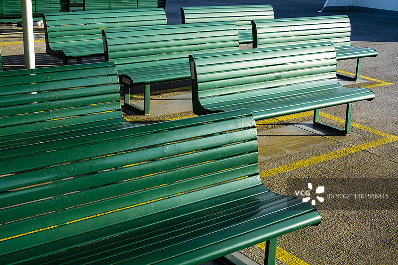 华盛顿州普吉特海湾的斯波坎渡轮上的长椅排。图片素材