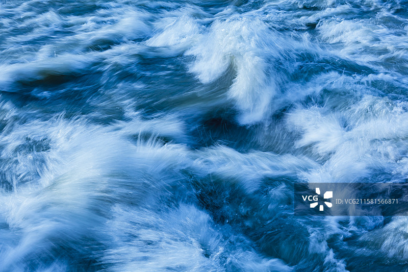 埃尔瓦河，美国，埃尔瓦河绕过岩石流动，波特安吉尔斯，华盛顿州图片素材