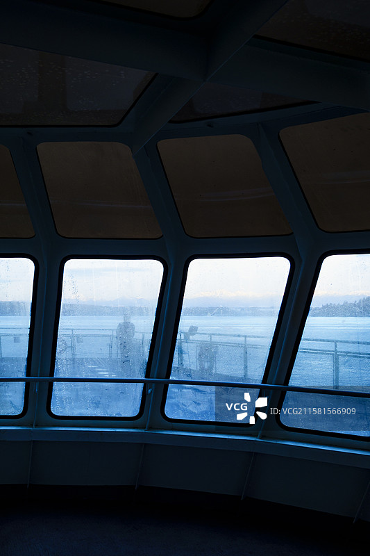 美国，华盛顿州普吉特海湾渡轮上透过雾蒙蒙的窗户的人影图片素材