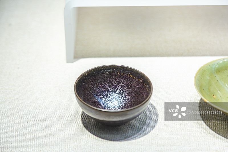 安徽蚌埠博物馆、大同博物馆共展西京印迹文物辽代油滴釉碗图片素材