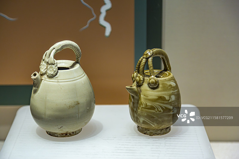 安徽蚌埠博物馆、大同博物馆共展西京印迹文物辽代白釉提梁壶和绞釉三叉提梁壶图片素材