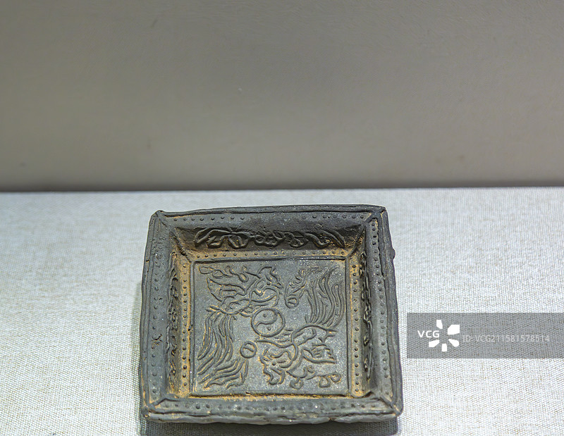 安徽蚌埠博物馆、大同博物馆共展西京印迹文物金代凤鸟花卉纹陶方盘图片素材