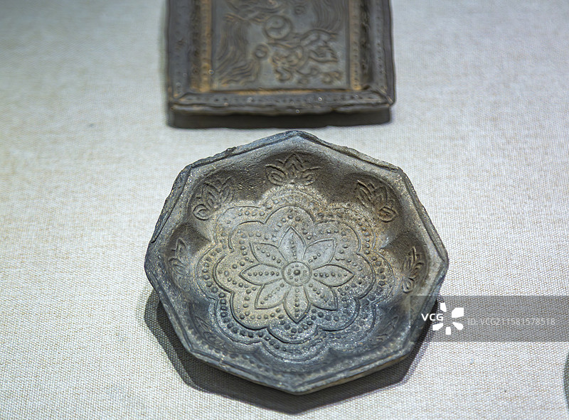 安徽蚌埠博物馆、大同博物馆共展西京印迹文物辽代莲花纹八角陶盘图片素材