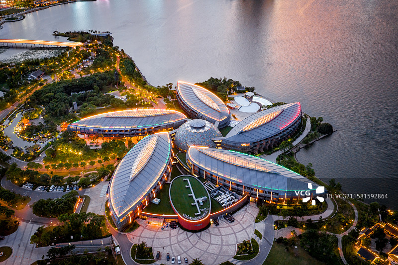 航拍日落黄昏时刻的上海滴水湖夜景图片素材