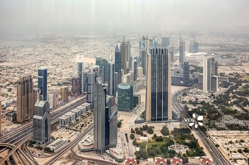 哈利法塔上俯瞰迪拜城市风景图片素材