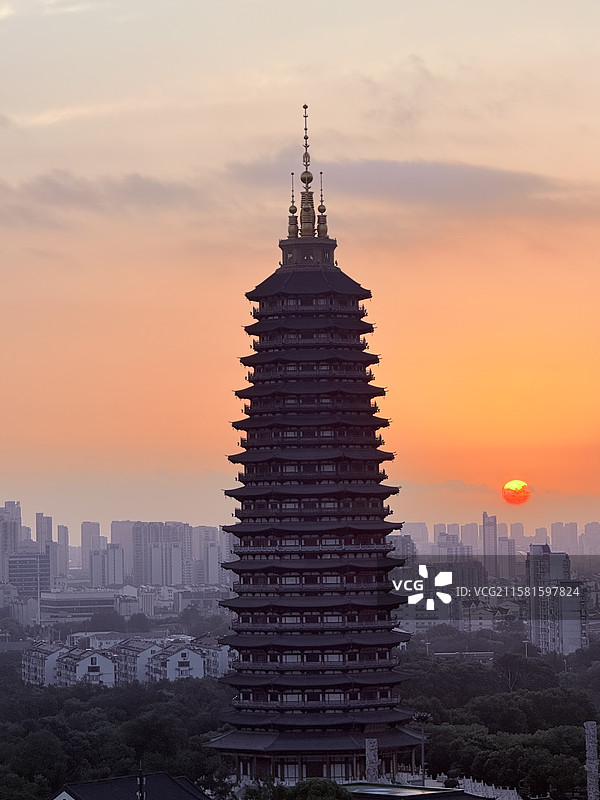 日出中的天宁寺图片素材