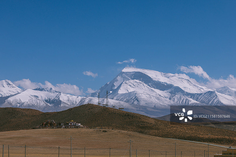 中国西藏阿里地区普兰县吉吾寺和纳木那尼峰初夏风景图片素材