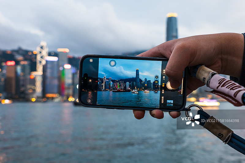 拿起手机，拍下维多利亚港迷人夜色图片素材