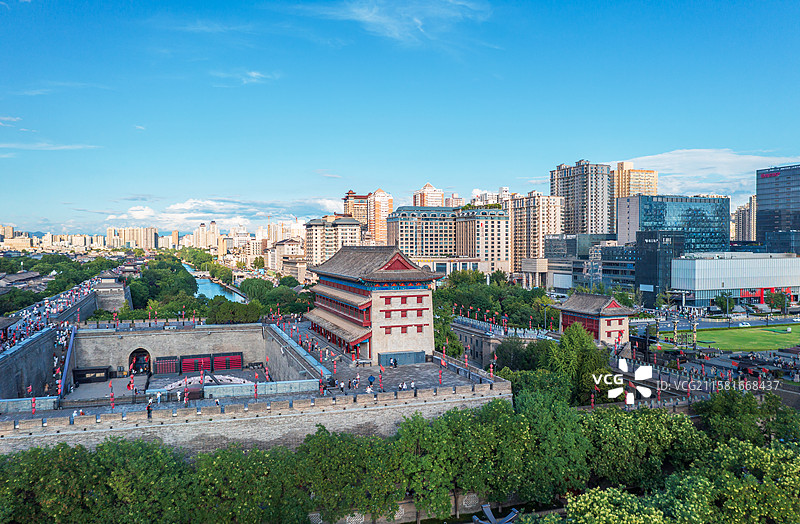 蓝天白云下的西安城墙永宁门图片素材