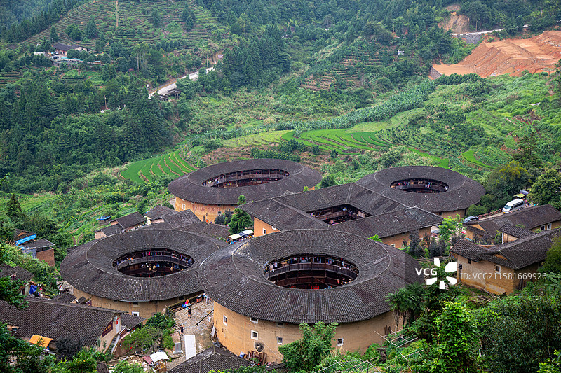 福建漳州南靖田螺坑四菜一汤土楼群俯瞰图图片素材