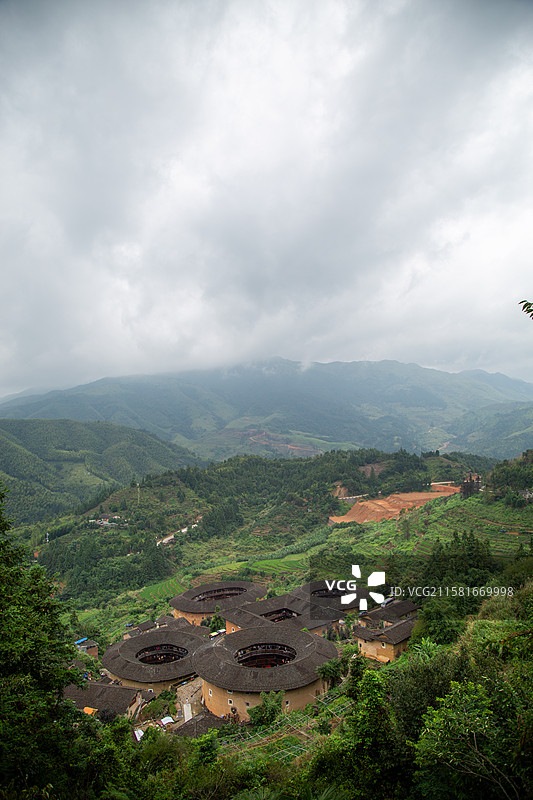 福建漳州南靖田螺坑四菜一汤土楼群俯瞰图图片素材