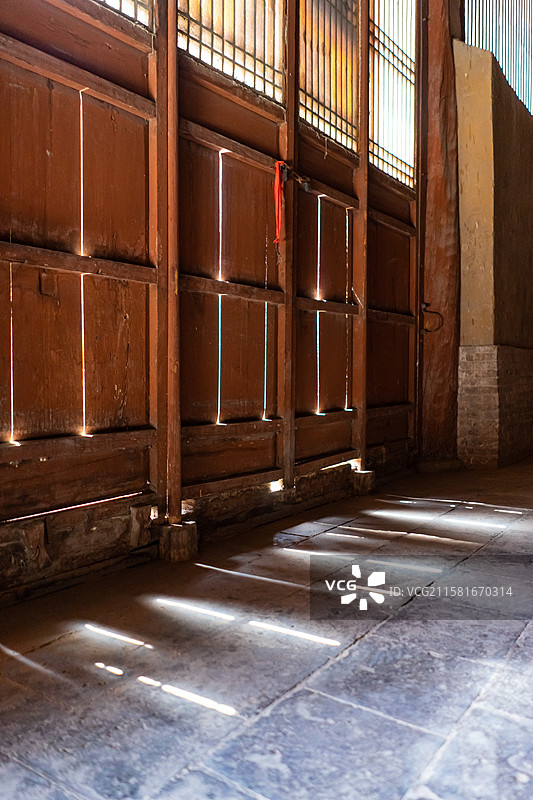 中国国内著名景点拍摄主题，古代建筑宫殿的窗户透过一缕耶稣光，室内无人图像摄影图片素材