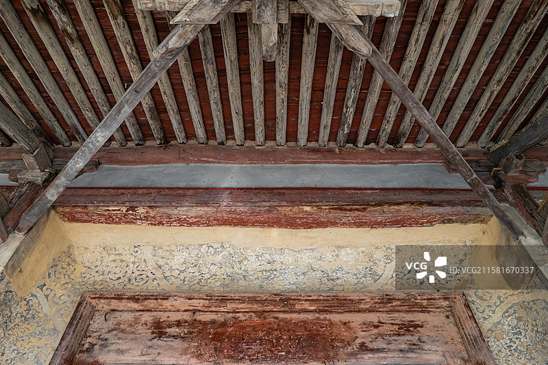 中国山西临汾洪洞县广胜寺下寺旅游景区，水神庙明应王殿的木制穹顶天花板和湛恩汪濊牌匾，室内无人图像摄影图片素材