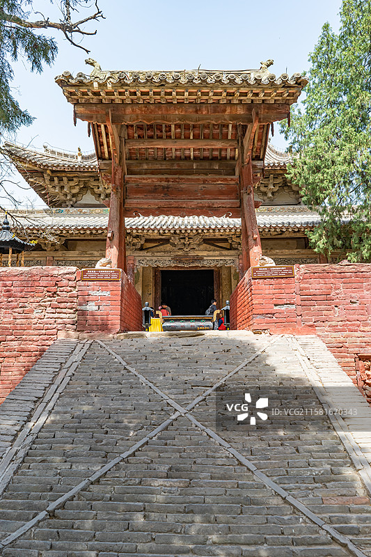 中国山西临汾洪洞县广胜寺下寺旅游景区，元代水神庙明应王殿的前面垂花门大门，户外白昼图像摄影图片素材