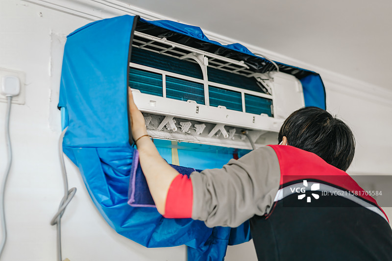 专业人员室内清洁空调图片素材
